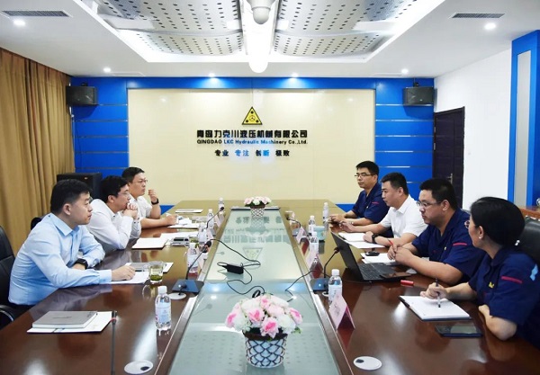 為高質(zhì)量發(fā)展賦能！青島高新區(qū)李天傳主任至力克川液壓調(diào)研2.jpg