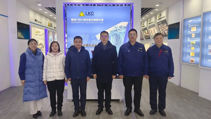 高新區(qū)工委委員、管委副主任張建軍一行蒞臨青島力克川液壓股份有限公司調(diào)研指導(dǎo)1.jpg